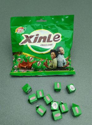 La forme de cube en chocolat assaisonnent le goût sain de sucrerie délicieux et doux
