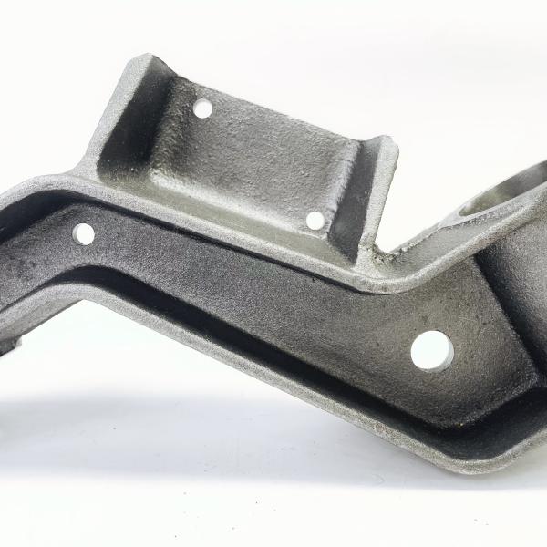 カスタム鍛造自動車エンジンブラケット部品 - 炭素鋼 & 合金オプション