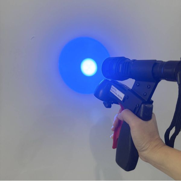 DG-B10 One Hand Operation UV Light Spray Can Holder 57.4mW/cm² 365nm NDT Fluorescent Testing Bracket Fit Ultraviolet Flashlight