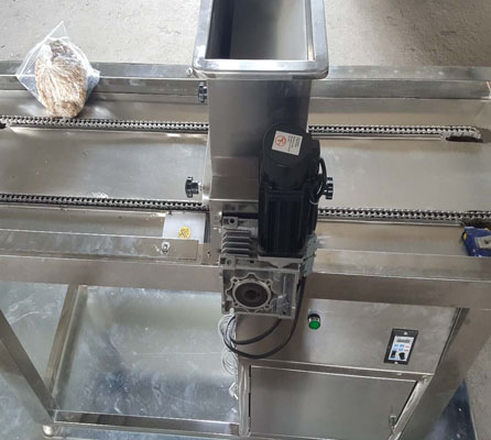 Le chocolat de gâteau d'acier inoxydable arrose le sel et Sugar Sprinkling Machine