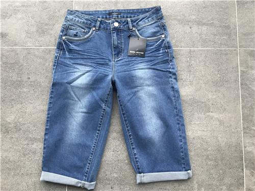 Medium Wash Pull On Denim Jeans , Womens Bermuda Jeans With Soft Gold Trims TW81108