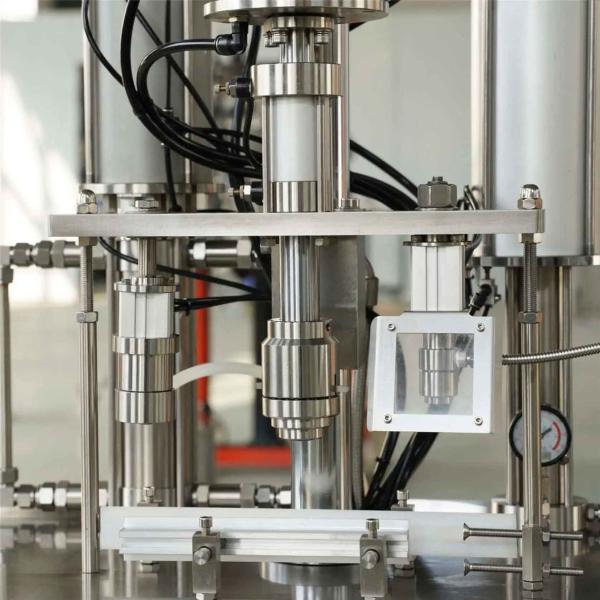 Machine de remplissage automatique de canettes d'aérosol
