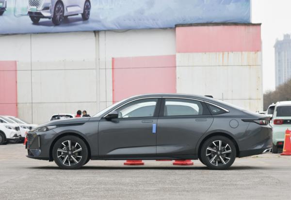 Factory 4 Doors 5 Seats 3 Box Chang An Ev Changan Yida Automobile Sedan Gasoline New Car