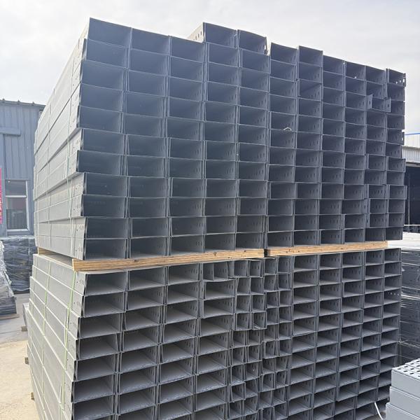 Cable perforado Dissipación del calor Cable impermeable poroso revestido de plástico Cable de la bandeja de alambre de metal gris