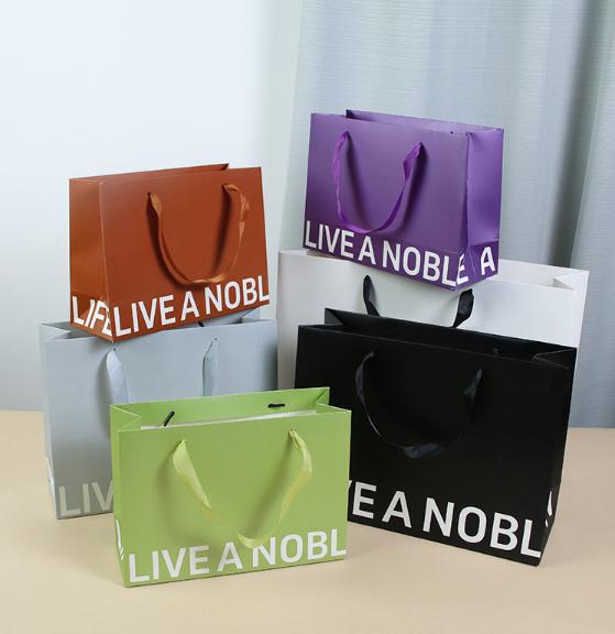 Bolsas de regalo Kraft blancas impresas a medida con espesor reforzado