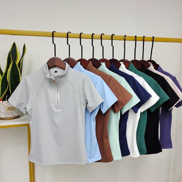 Классическая серая верховая езда покрывает вспотела дамы промелькивает вверх основной слой короткого рукава конноспортивный