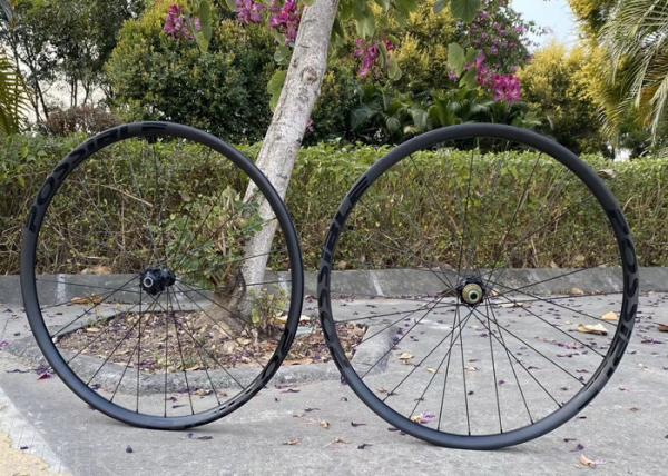 Fácil autoadesivo dos decalques exteriores superiores da roda de bicicleta cortar