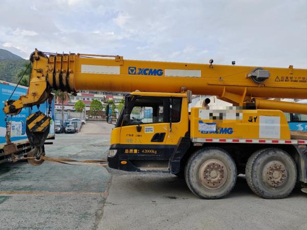 Équipement de levage de grue hydraulique mobile pliable de 50 tonnes monté sur un camion