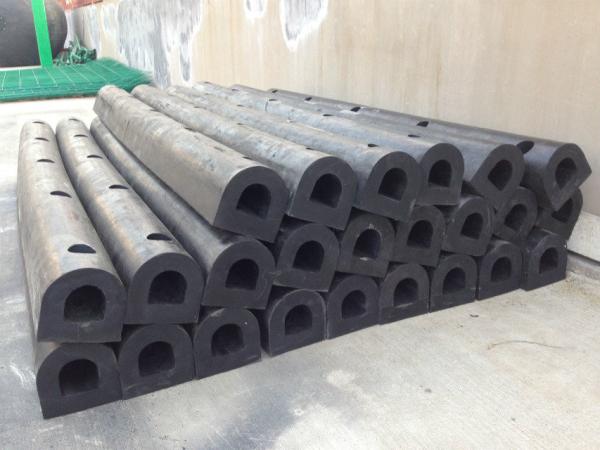 Fenders de borracha D pretos com parafuso Excelente resistência ao tempo para proteção marinha