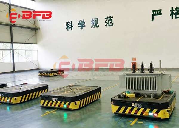 На открытом воздухе автоматизированный направленный корабль с перпендикулярным/г