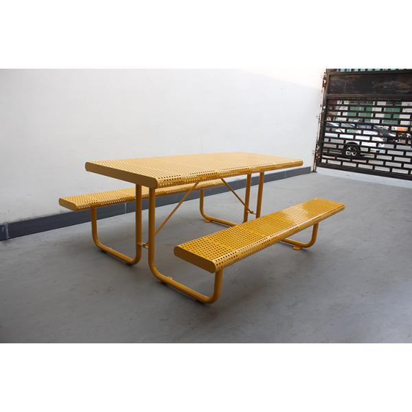 Стол для пикника на открытом воздухе из перфорированной стали с скамейками