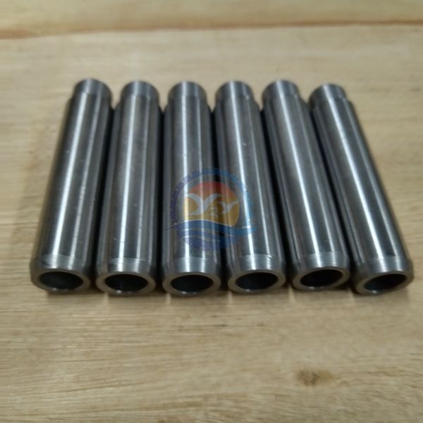 DE12 Engine Parts 65032011008 65.03201-1008F DE12 Valve Guide for Doosan Engine Parts