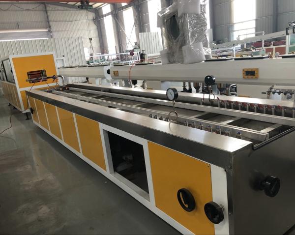 10 M/min Vitesse de production Machine d'extrusion de profilés en PVC à tension 380V
