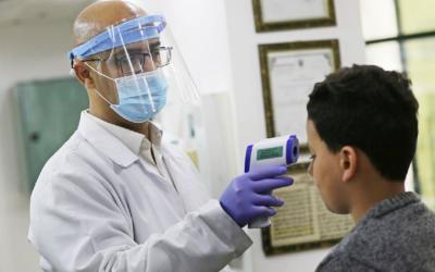 Portable Non Contact Medical Infrared Thermometer High Accuracy For Public Places