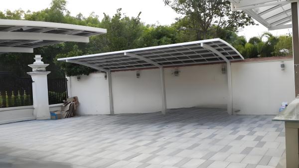 O telhado rectangular de policarbonato com proteção UV cria o seu espaço exterior perfeito