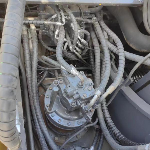 Excavadora Volvo EC240 de 24 toneladas en buen estado de uso y de color original