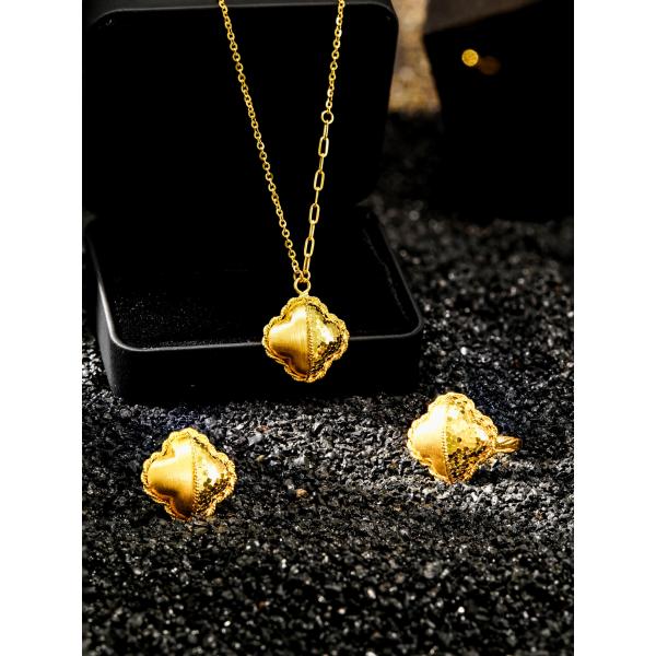 Un pendentif de trèfle à quatre feuilles, des bijoux en or de 24 carats.