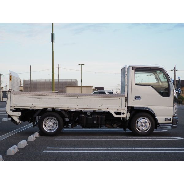 Isuzu Elf Truck 2 Ton Wide Long Low Floor MT Load Size 430/207/38 ETC Aluminum Block Hill Start Assist Leveler Rearview Camera1Spare Tire 2Ton Base 2Ton Car Mission Manual MT Mounting Flat Car 6 Speed