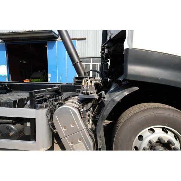 High-Capacity Municipal Waste Collection Docking Sanitation Truck