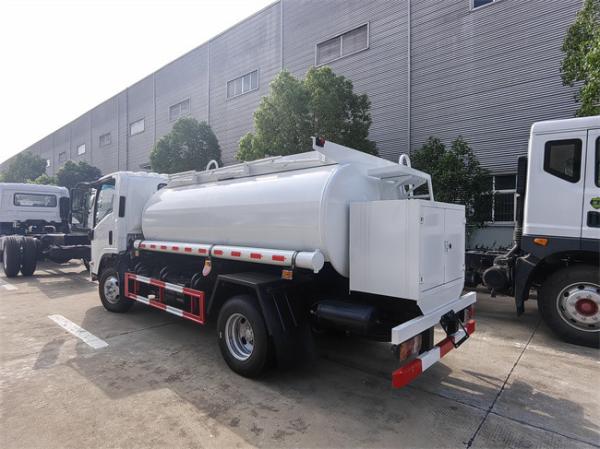 China Qingling Chassis 4x2 6 Wheels Oil Bowser Fuel Dispensing Trucks