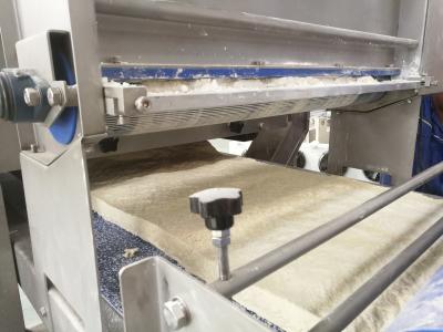 Linha flexível alta do croissant, máquina automática da laminação com dispositivo de dobramento gordo