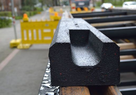 Plateaux de rails en caoutchouc à rainures noires personnalisés pour les voies ferrées