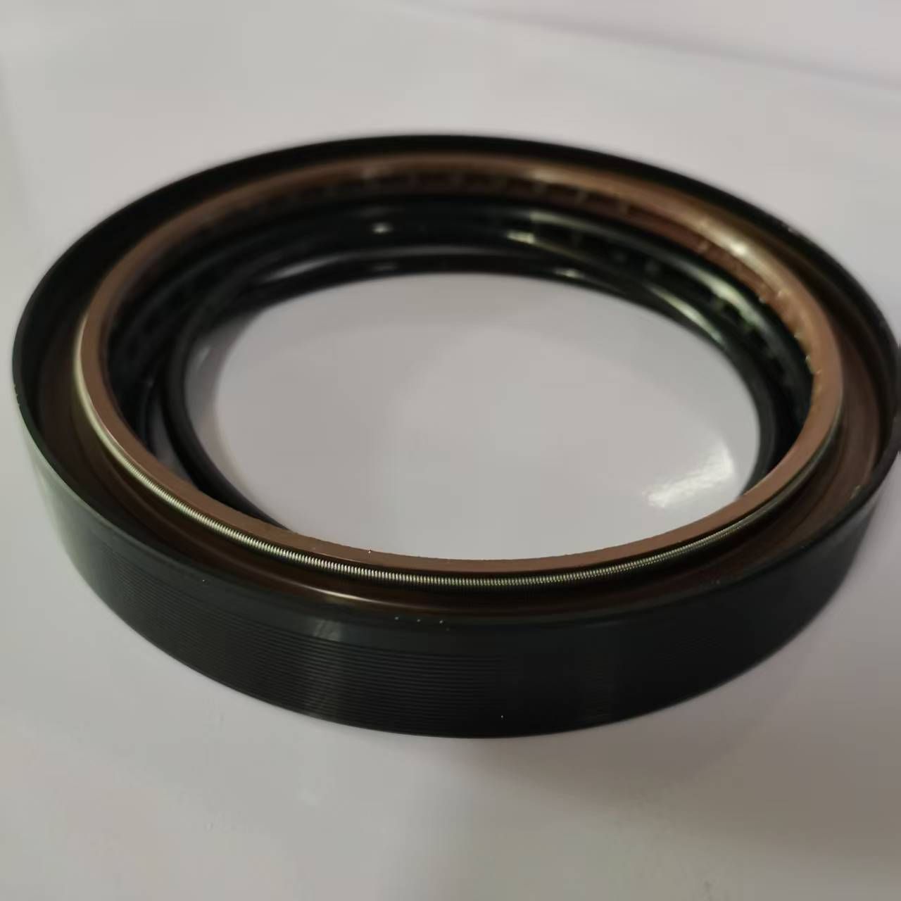 Easy Installation Rear Dust Lip Direct Replacement Rear Wheel Oil Seal for Mining Construction Trucks