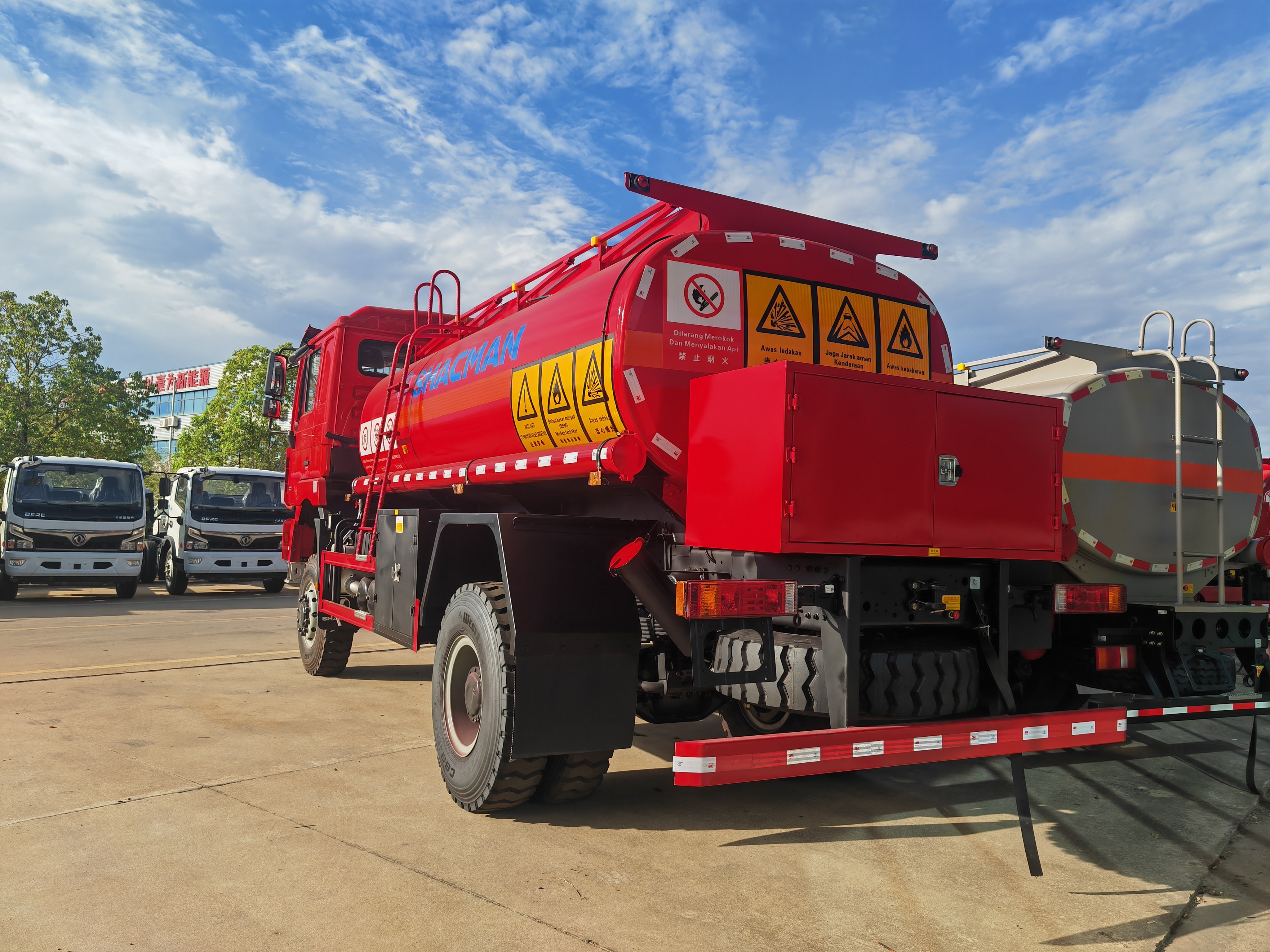 SHACMAN F3000 4x4 Off-Road All-Wheel Drive Fuel Tanker Truck