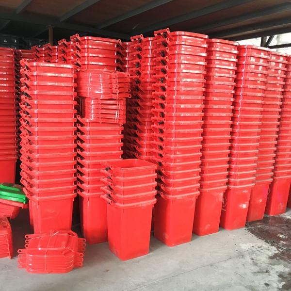 Голубой и пожелтейте ящики хлама 50 литров пластиковые с повторно использовать тележки четырехколесный