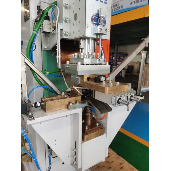Heavy Duty Medium Frequency Standing Automatic Spot Welder Auto Feeding 100-250KVA 1000W