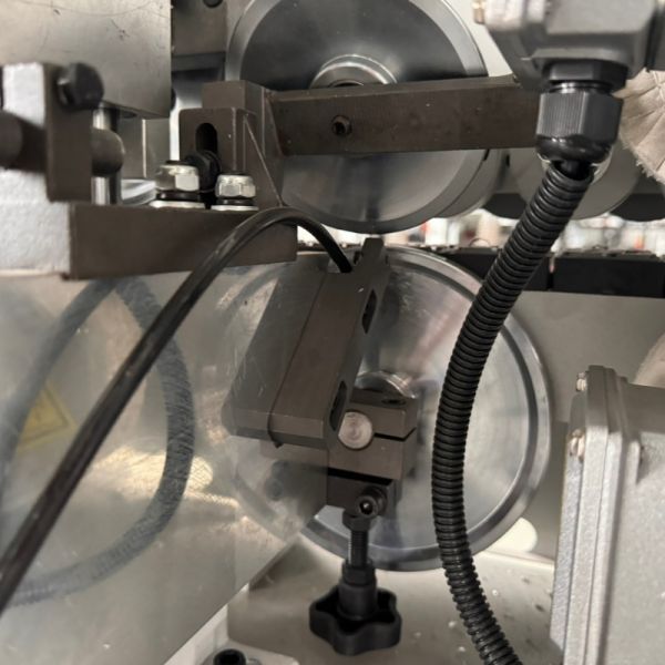 Machine de chant automatique avec rogneur pour panneaux de particules et MDF