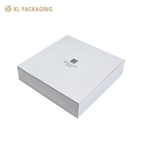 Luxury Custom Magnetic Closure Cosmetic Box with Thick Rigid Cardboard and Minimalist White Base for Skincare Gift Packaging