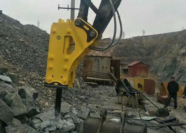 600 Bpm Excavator C-A-T Hydraulic Hammer Demolishing Concrete Structures