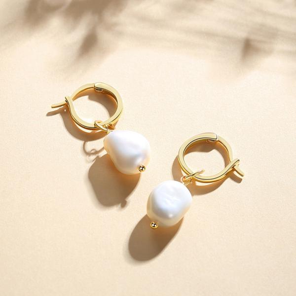 Des boucles d'oreilles à perles d'eau douce pour femmes