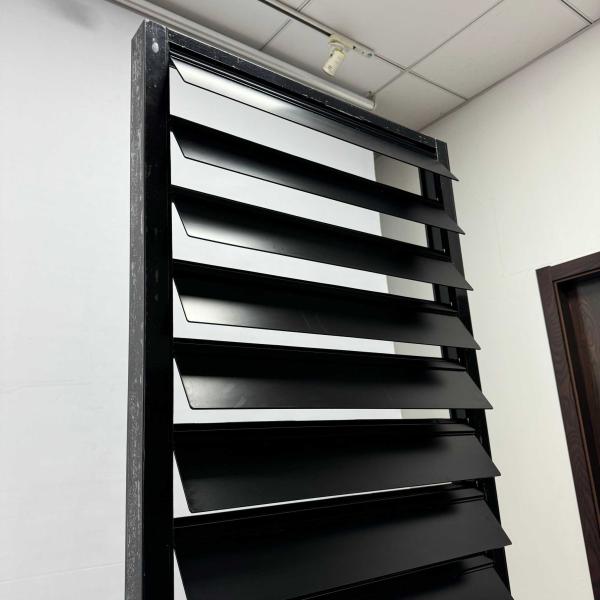 Ventilación de revestimiento en polvo Ventana de aluminio de luvas de aluminio ligera Ventanas de celosía