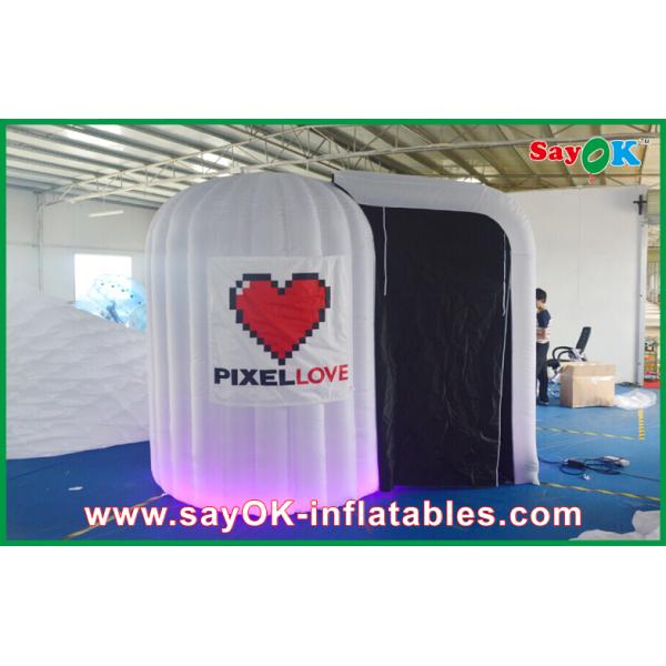La cabina inflable de la foto emplea el paño inflable redondeado blanco de Photobooth 210D Oxford y la luz del LED