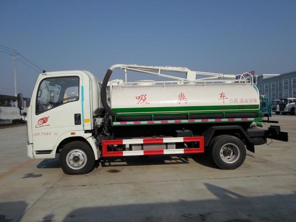 HOWO 4X2 Fecal Suction Truck 4000 Liters Euro II Suction Sewage Truck