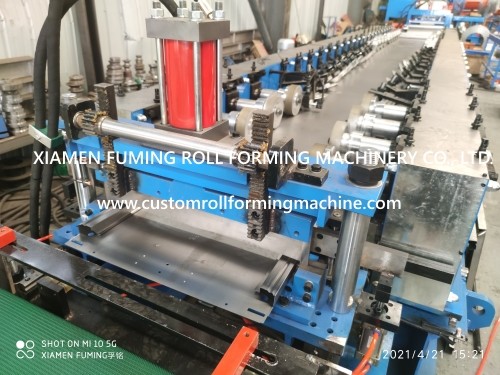 Machine de formage de rouleaux à profil vertical