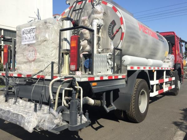 O caminhão do equipamento de construção do asfalto de HOWO 10000L montou a condução do modo