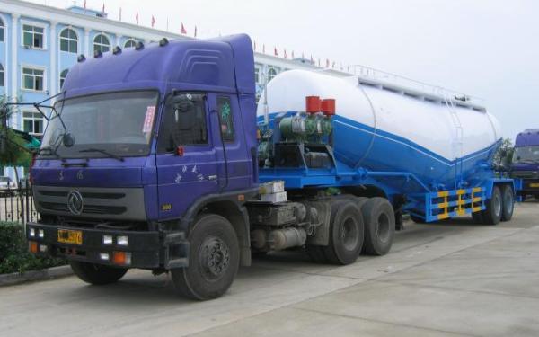V or W Shape Bulk Cement Truck Semi Trailer Anti - Rust Chassis Surface