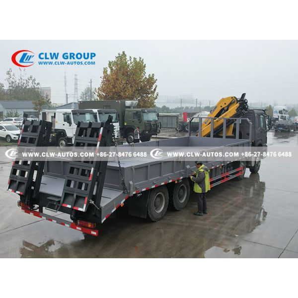 HOWO 8x4 Service Truck with 10-Ton XCMG Knuckle Boom Crane and Hydraulic Access Ladder for Heavy Lifting