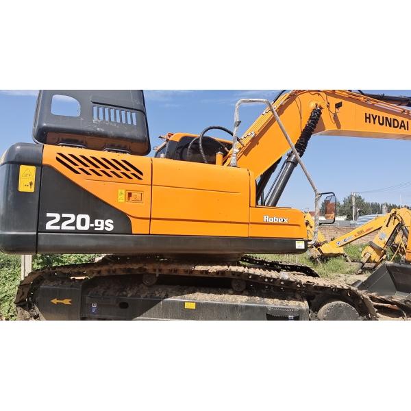 22-тонный экскаватор Hyundai 220-9s оснащен двигателем Cummins