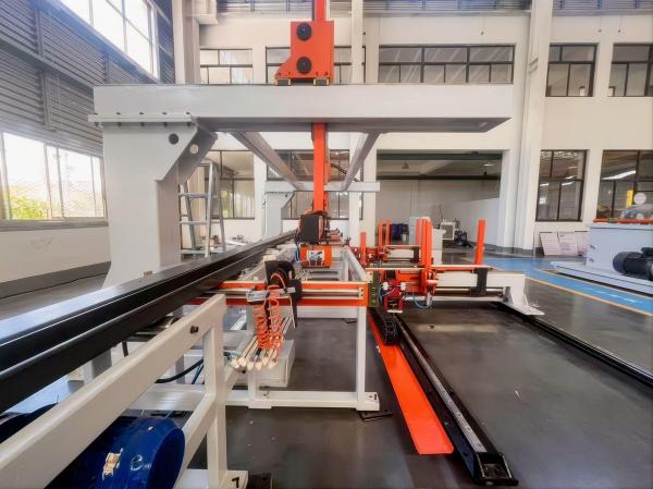 Máquina formadora de rollos para montaje de paneles solares automática
