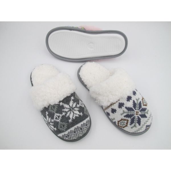 Chaussettes chaudes pour femmes en hiver avec dessus tricoté et semelle anti-dérapant