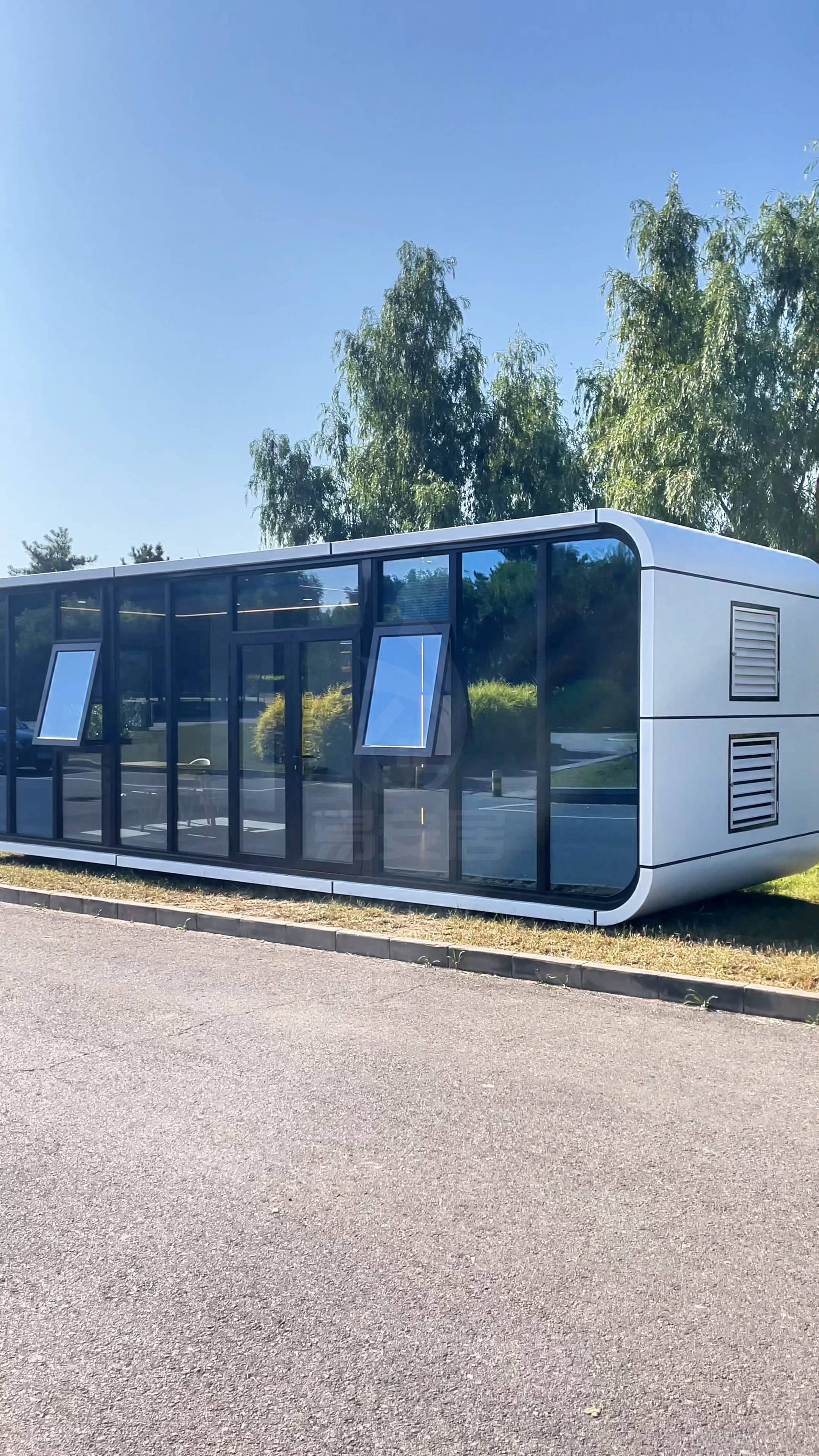 Modern Luxury Space Capsule Sleep Pod Outdoor Steel Container Haus for House Use Apple Cabin Mobile Office