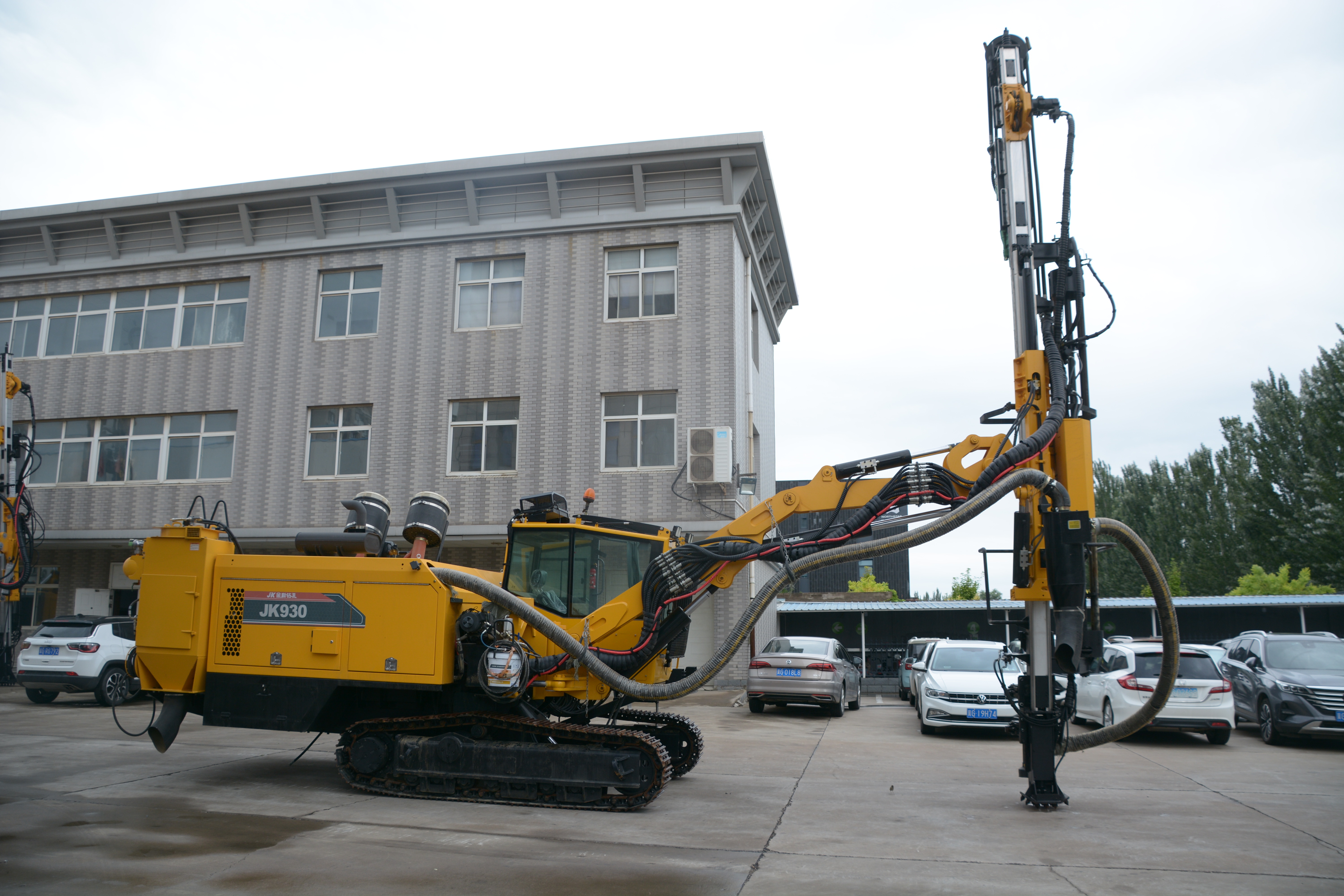 JK930 Heavy-Duty Crawler DTH Drill Rig 138-210mm Borehole Diameter Deep Hole Drilling Machine for Quarry Mining