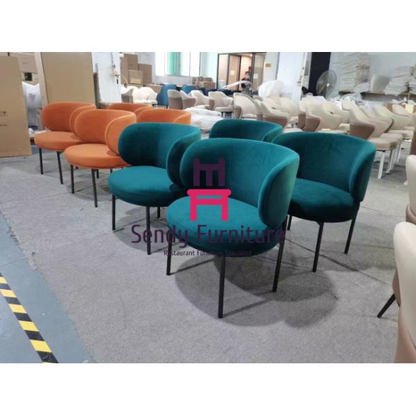 Красным кресло обитое бархатом с черной покрашенной рамкой металла