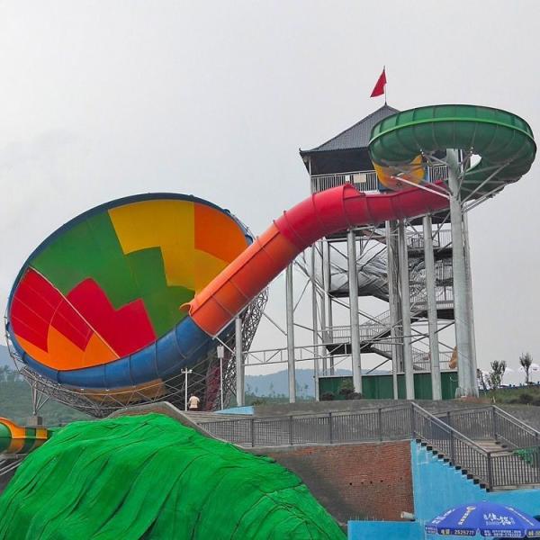 Equipamentos coloridos do parque aquático de diversões Fibra de vidro Grande trombeta deslizamento de água