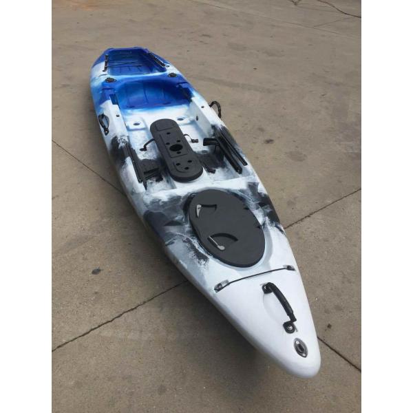 Океан полиэтилена путешествуя Бегиннер каяка используя для профессиональных рыболовов