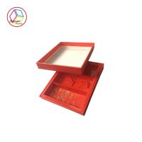 Cajas de papel rojas de la magdalena, cajas del favor de la magdalena con la ventana clara